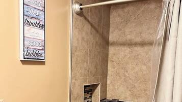 Ducha, secador de pelo, bidé y toallas