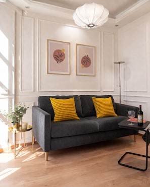 Smart TV - Heart of Paris – Walk to Louvre, Opera & Vendôme (Paris)