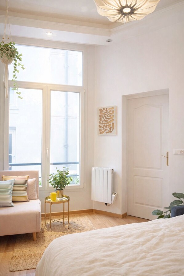 1 bedroom, iron/ironing board, WiFi, bed sheets - Heart of Paris – Walk to Louvre, Opera & Vendôme (Paris)