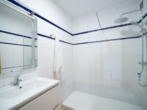 Douche, sèche-cheveux, serviettes fournies
