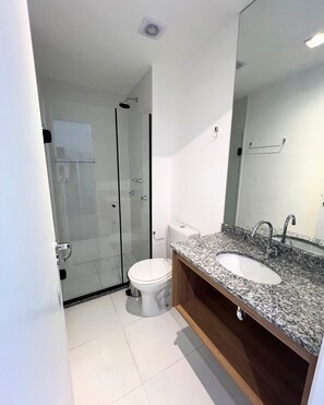 Ducha, artículos de tocador gratuitos, toallas, jabón