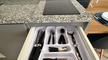 大型冰箱、微波爐、爐台、鍋具/餐盤/廚房用品