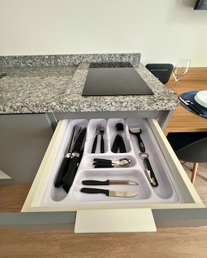 Full-size fridge, microwave, stovetop, cookware/dishes/utensils - Hype Vila Mariana (São Paulo)