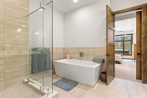 Dusche, Haartrockner, Handtücher, Shampoo