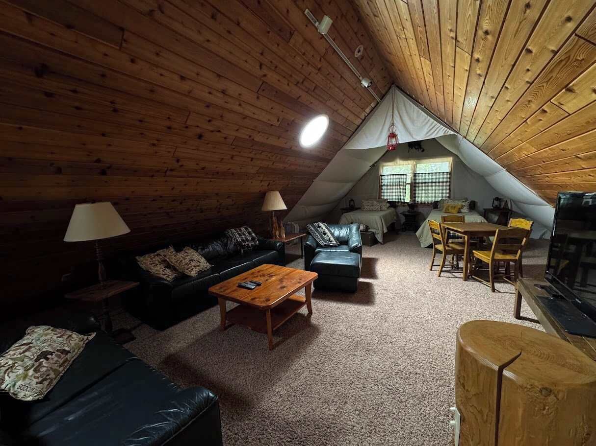 Nhà, nhiều giường, sân hiên (Katherine Lake Lodge) | Khu phòng khách