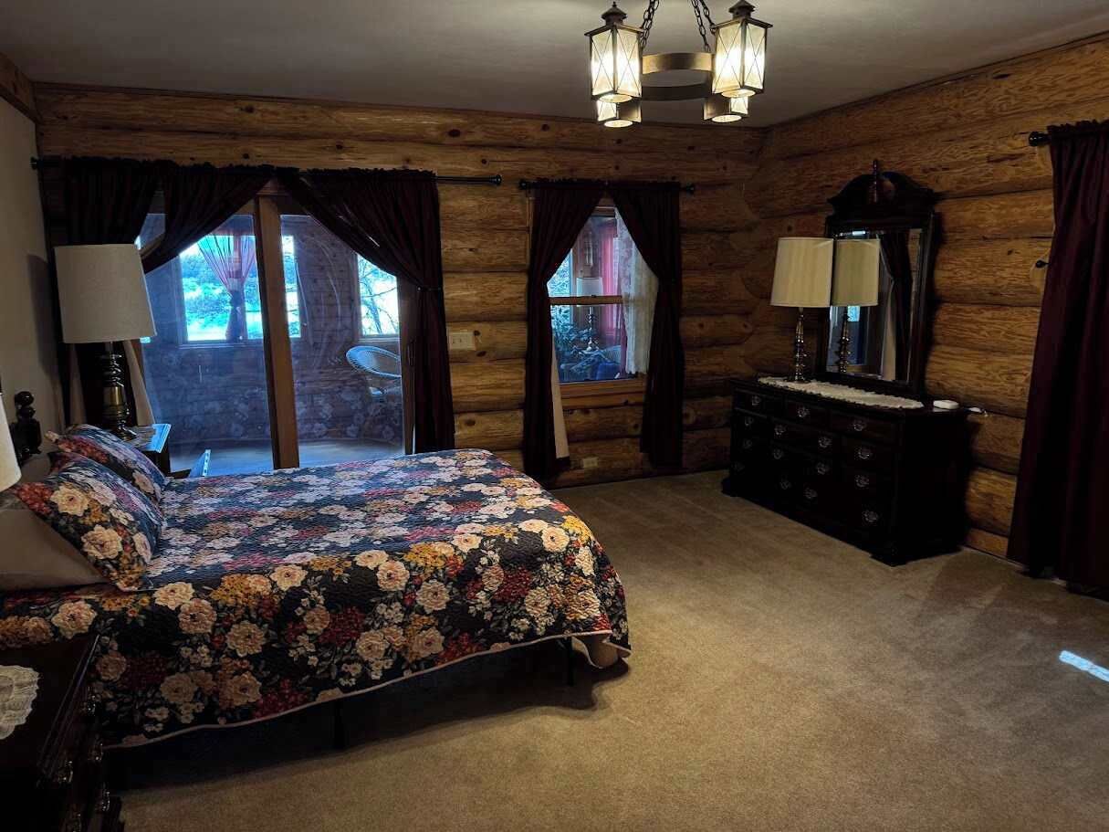 4 bedrooms, individually decorated, individually furnished, desk