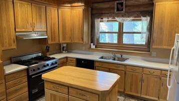 House, Multiple Beds, Patio (Katherine Lake Lodge) | Private kitchen