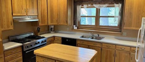 House, Multiple Beds, Patio (Katherine Lake Lodge) | Private kitchen