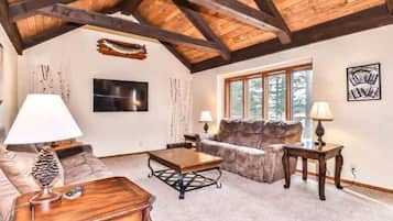 House, Multiple Beds, Kitchen (Musky Lodge) | Living area