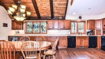 House, Multiple Beds, Kitchen (Musky Lodge) | Private kitchen