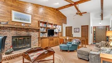 House, Multiple Beds, Kitchen (Loonsight) | Living area