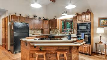 House, Multiple Beds, Kitchen (Loonsight) | Private kitchen