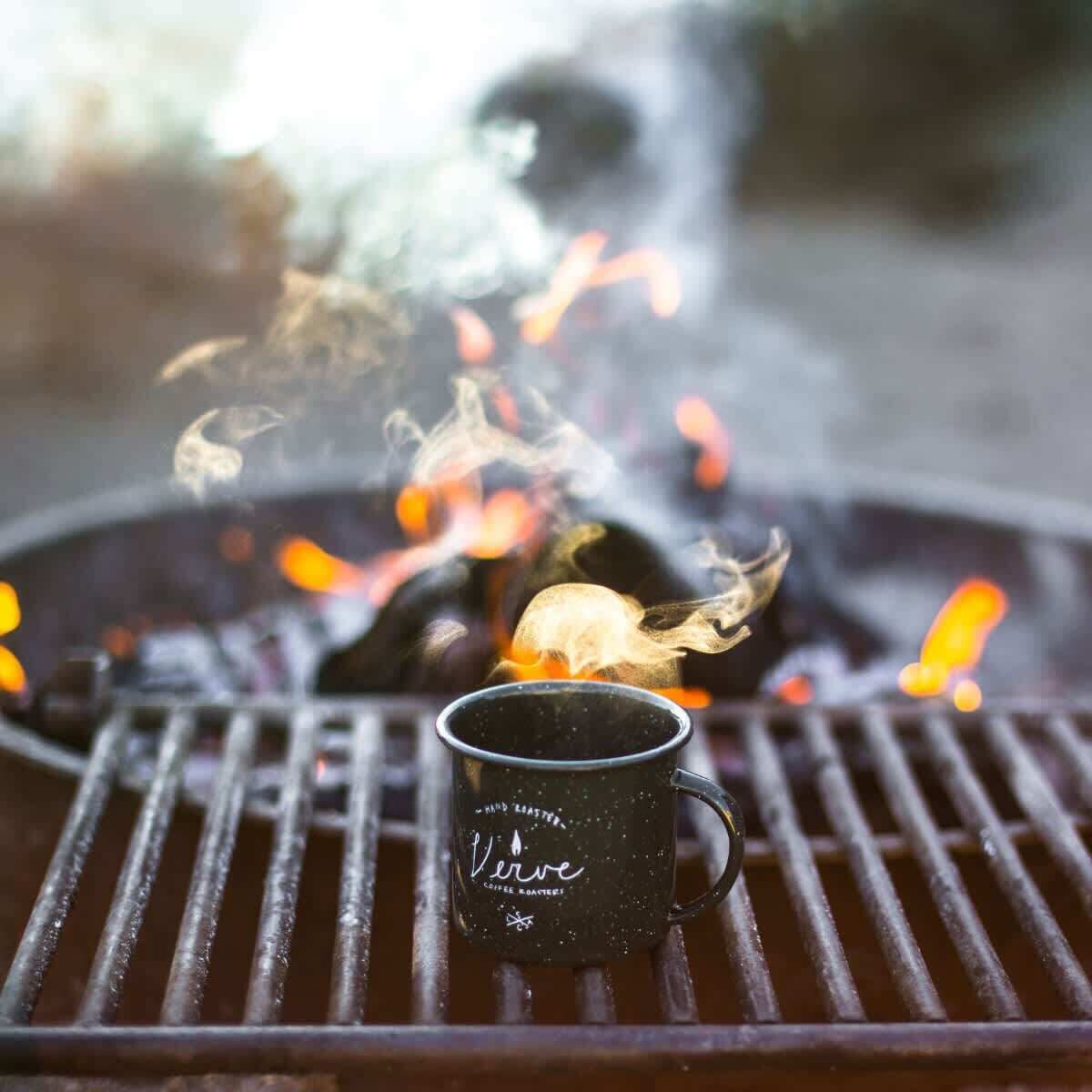 Une tasse noire sur laquelle on peut lire « Verve Coffee Roasters » et qui est posée sur un gril.