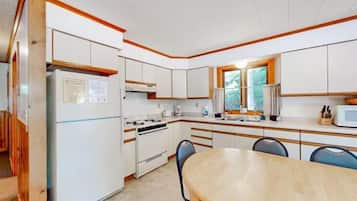 House, Multiple Beds, Kitchen, Garden View (Pine & Paddle) | Private kitchen