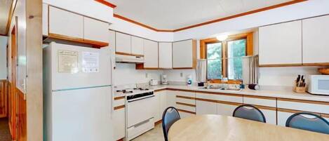 Ferienhaus, Mehrere Betten, Küche, Gartenblick (Pine & Paddle) | Eigene Küche