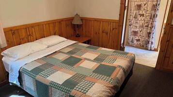 House, Multiple Beds, Kitchen, Garden View (Pine & Paddle) | 3 bedrooms, individually decorated, individually furnished, bed sheets