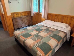 3 bedrooms, individually decorated, individually furnished, bed sheets - Pine & Paddle (St Germain)