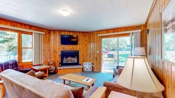 House, Multiple Beds, Kitchen, Garden View (Pine & Paddle) | Living area