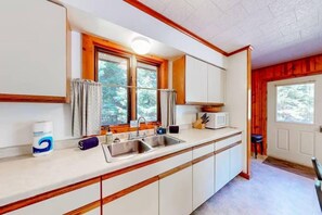 House, Multiple Beds, Kitchen, Garden View (Pine & Paddle) | Private kitchen - Pine & Paddle (St Germain)