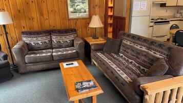 House, Multiple Beds, Kitchen, Garden View (Pine & Paddle) | Living area