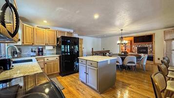 Chalet rustique, Plusieurs lits, patio (Bouchard Shores) | Cuisine privée | Cafetière-théière