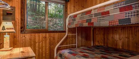 Chalet rustique, Plusieurs lits, patio (Bouchard Shores) | 11 chambres, décor unique, ameublement unique, literie fournie