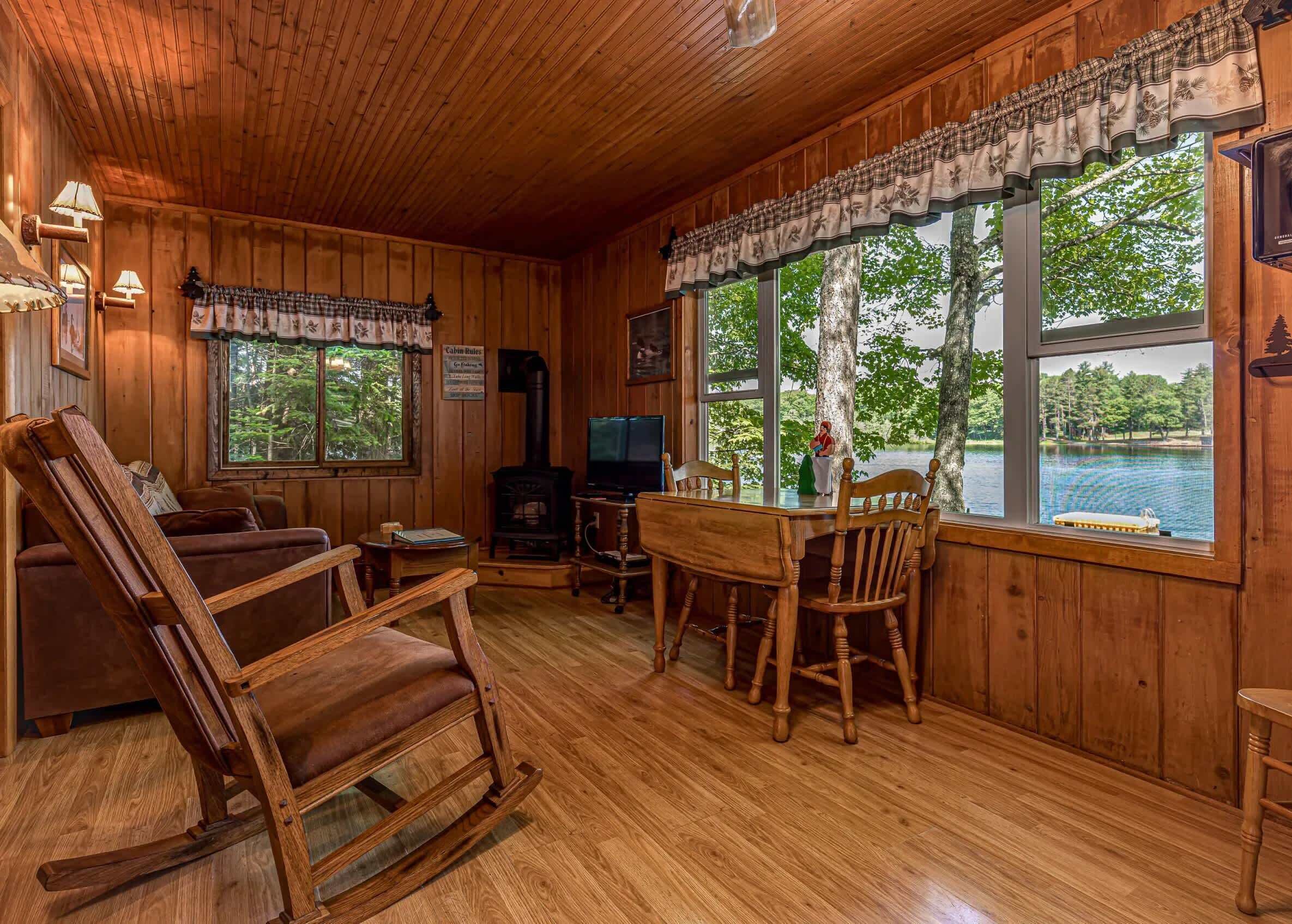 Cabaña, varias camas, patio (Bouchard Shores) | Área de sala de estar