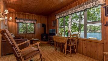 Cabaña, varias camas, patio (Bouchard Shores) | Área de sala de estar