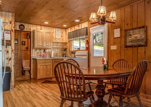 Kabin, Beberapa Tempat Tidur, patio (Bouchard Shores) | Tempat makan