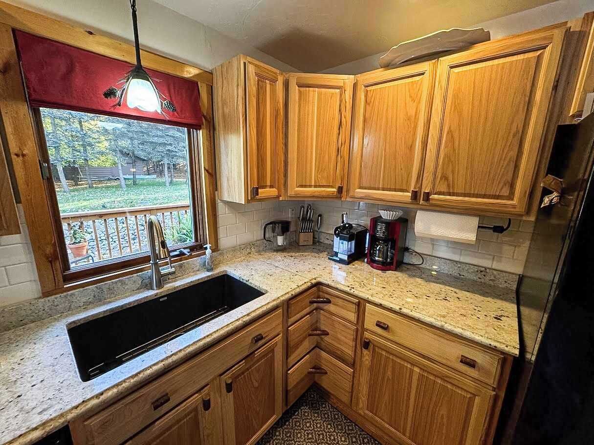 Hytte, flere senger, terrasse (Bouchard Shores) | Eget kjøkken | Kaffetrakter/tekoker