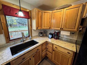 Cabana, várias camas, varanda (Bouchard Shores) | Cozinha privada | Cafeteira/chaleira