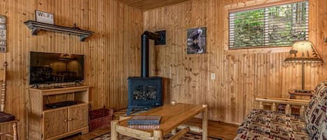 Cabaña, varias camas, patio (Bouchard Shores) | Área de sala de estar