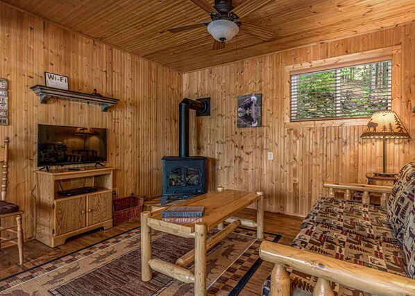 Cabaña, varias camas, patio (Bouchard Shores) | Área de sala de estar