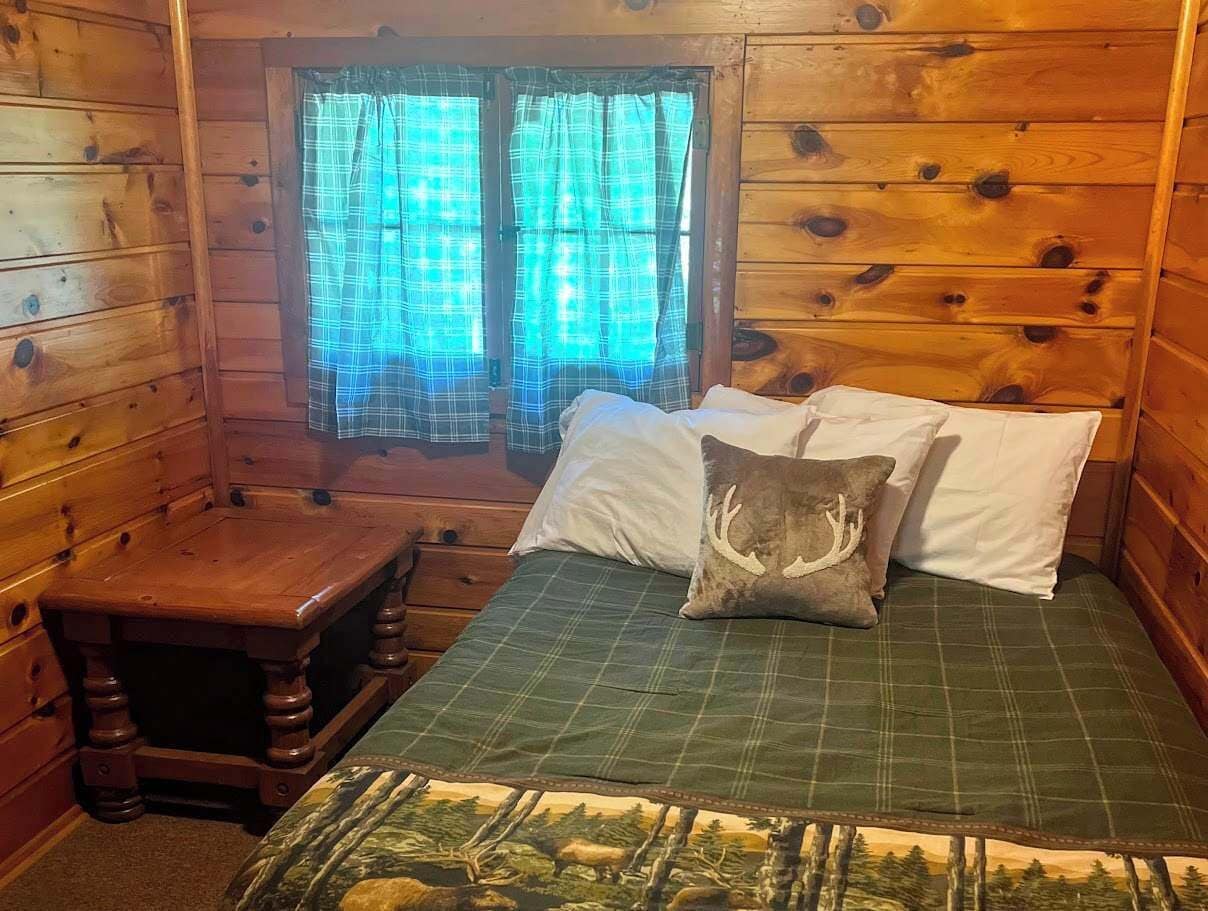 Cabin, Multiple Beds, Kitchen (GS-Smiling Moose #6) | 3 bedrooms, individually decorated, individually furnished, bed sheets