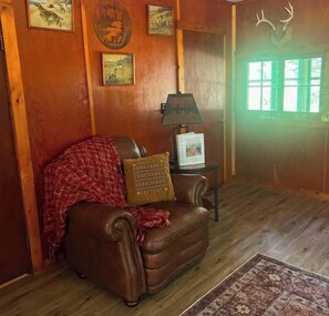 Interior - Gresham Shores - Smiling Moose - PET Friendly (Woodruff)