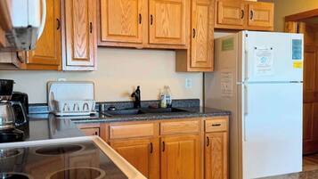 Condo, Berbilang Katil, Kitchen (Bull Frog Bay #2) | Dapur peribadi