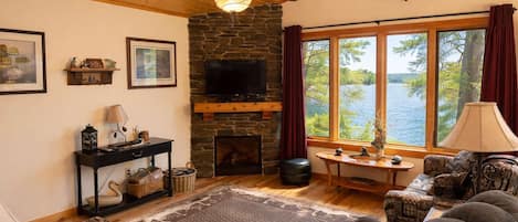 單棟房屋, 多張床, 壁爐 (Waters Edge) | 客廳