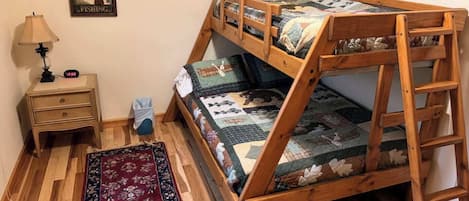 独立别墅, 多张床, 壁炉 (Waters Edge) | 3 多间卧室、特色装修、特色家居、床单