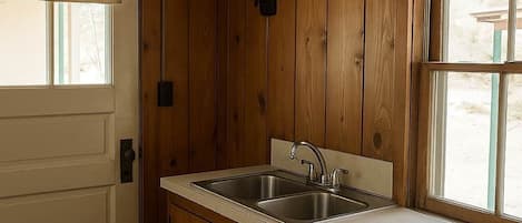 Cabane, plusieurs lits, cuisine, vue lac (GS - Lil' Sunfish #1) | Intérieur