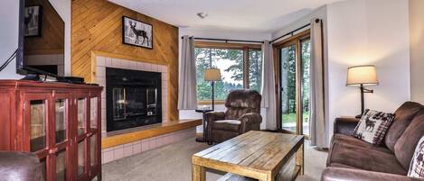 Appartamento, 1 letto king con divano letto, caminetto, vista giardino (Pointe Unit 102) | Area soggiorno