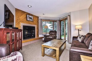 Leilighet, 1 kingsize-seng med sovesofa, peis, hageutsikt (Pointe Unit 102) | Oppholdsområde