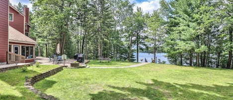 Condo, 1 cama King e sofá-cama, lareira, vista para o jardim (Pointe Unit 102) | Vista do quarto