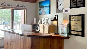 Kondominium, 1 Tempat Tidur King dengan tempat tidur Sofa, perapian (Pointe Unit 105) | Lobi