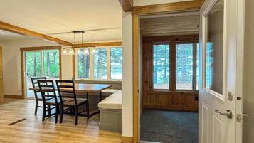 House, Multiple Beds, Kitchen (Moss Lake Lookout) | Interior