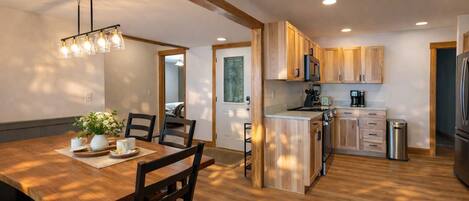 Maison, plusieurs lits, cuisine (Moss Lake Lookout) | Restauration
