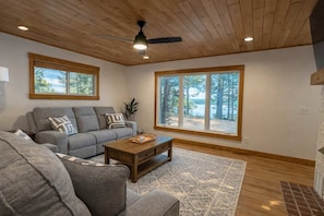 Casa, varias camas, cocina (Moss Lake Lookout) | Área de sala de estar