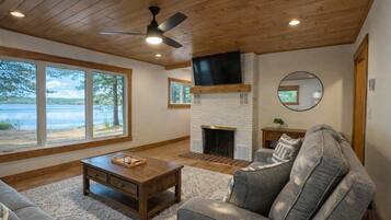 House, Multiple Beds, Kitchen (Moss Lake Lookout) | Living area