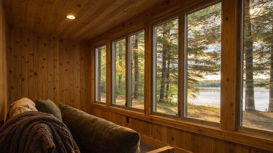 Moss Lake Lookout: PET Friendly