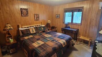 Hus, flere senger, peis, hageutsikt (NR #07) | 3 soverom, individuelt dekorert, individuelt innredet og sengetøy