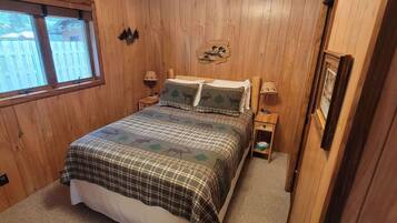 Hus, flere senger, peis, hageutsikt (NR #07) | 3 soverom, individuelt dekorert, individuelt innredet og sengetøy